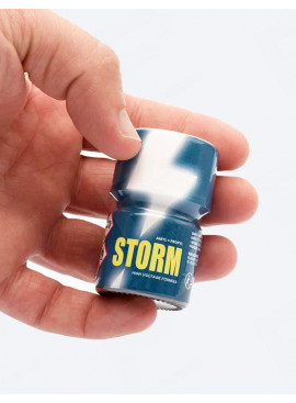 Poppers Storm 15 ml im Hand