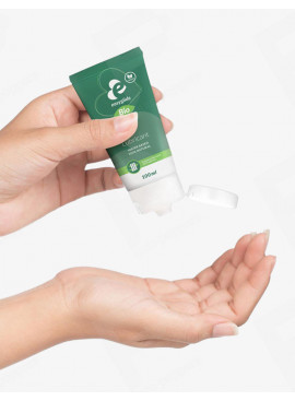 Easyglide Water Gleitgel Bio 100% Natural 100 ml mit hand