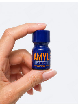 Amyl Titanium 10 ml Poppers Taschenformat in der Hand